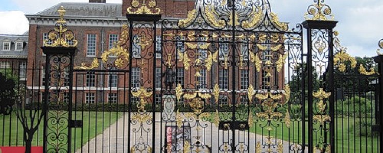 Кенсингтонский дворец в Лондоне Кенсингтонский дворец в Лондоне