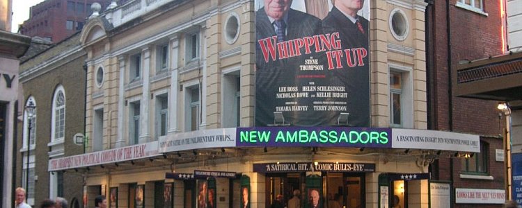 Театр «Амбассадорс» в Лондоне